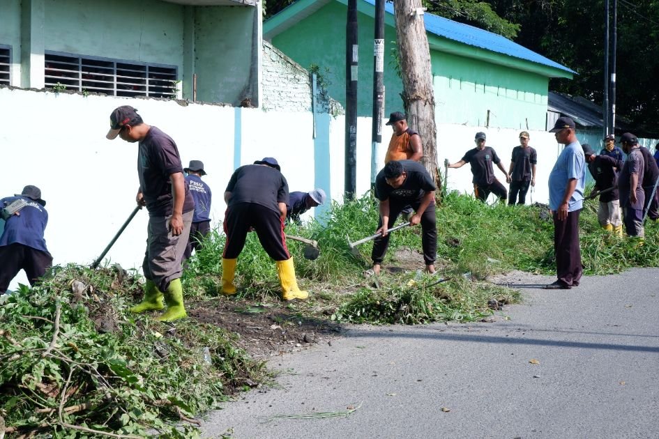 Desa Lekunik Perkuat Gotong Royong Warga Melalui Kegiatan Kebersihan Lingkungan
