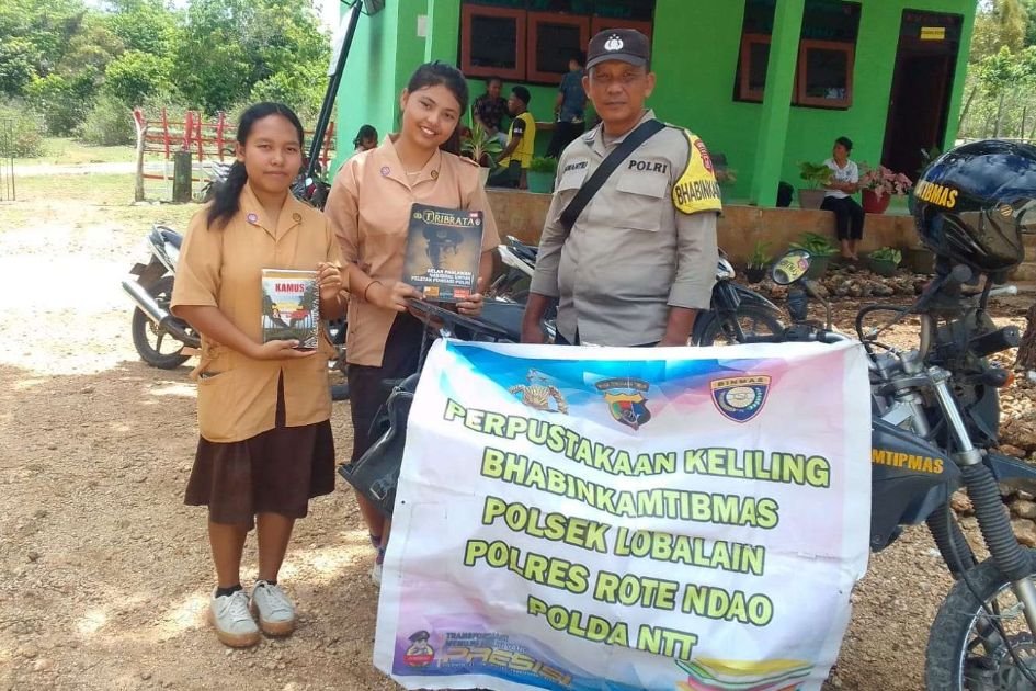 Polsek Lobalain Dorong Literasi di Desa Lekunik
